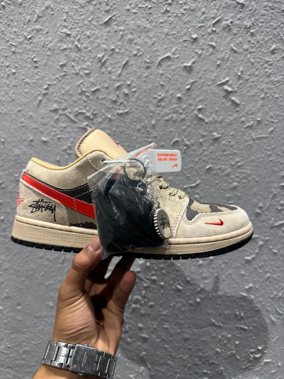 Airr Jordann 1 LOW Stussy X Travis Camo