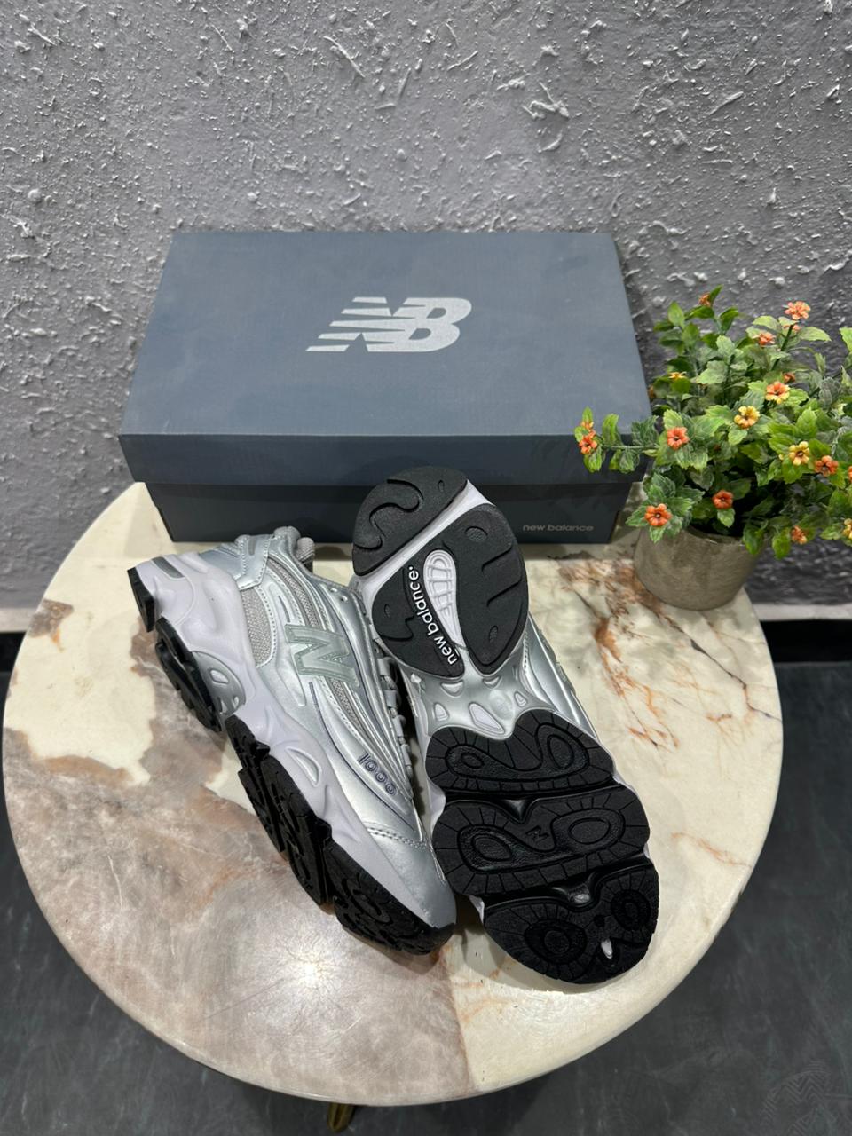 Neww Balancee 1000 Metallic Silver Sneakers